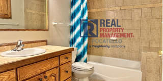 Beautiful 4 bedroom 3 bath house - attached garage Gallery 17