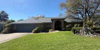 Beautiful 3 bedroom 2.5 bathroom pool home Gallery 36