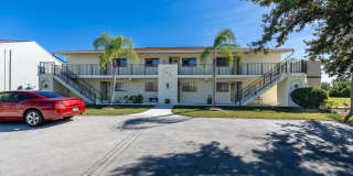 TURNKEY FURNISHED RENTAL ON GOLF COURSE. GROUND FLOOR UNIT Gallery 1