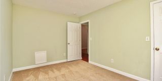 Room in 3 Bedroom Home at Tom Hunter Dr Gallery 30