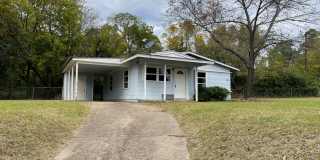 2/1 House in Lone Star - 241 Byrne St. Gallery 1