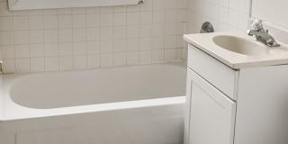 2318 North Southport Ave. Apt. Gallery 8