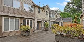 Gorgeous Townhouse in the Heart of Kirkland W/ Community Fitness Center & Hot Tub! Gallery 1