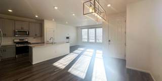 NEARLY NEW 3-bed Paired Home in Senderos Creek community! NEARLY NEW 3-bed Paired Home in Senderos Creek community! Gallery 6