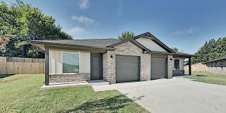 2 Bedroom 2 Bathroom Duplex with 1 Car Garage Close to Broadway Extension, a short distance from Edmond and easy access to downtown OKC Gallery 1