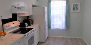 Short term, turnkey furnished, 2 bedroom, 2 bathroom condo in convenient Bradenton location. Gallery 4