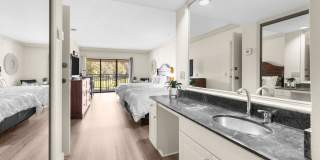Furnished Resort 2/2 Condo, on Golf Course, Lake Views Gallery 11