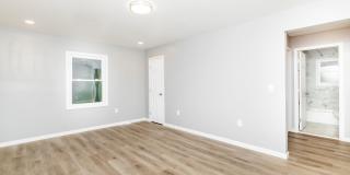 204 W Warfield St Gallery 4