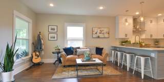 Beautifully remodeled 3 Bedroom Bungalow in Old Town Gallery 11