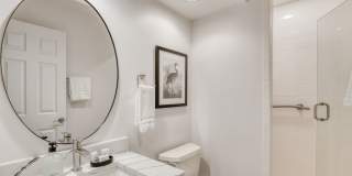 Luxury 4-bedroom - 4 bath with garage Gallery 22