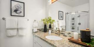 Bellevue Condo in Cherry Crest Vista with Updated Kitchen Gallery 15