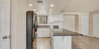 Upgraded 2 bedroom 2 bath upstairs condo Gallery 17