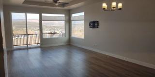 1 Bedroom + Den 1.5 bath 2 Car Garage VIEWS & VIEWS! Gallery 3