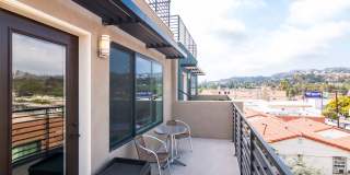 Luxury Townhome Centrally Located in Silverlake! Gallery 4