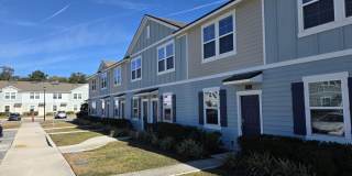 98 RED HOUSE Circle Gallery 1