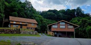 2 Bedroom / 1 Bath chalet style Mtn Retreat duplex Gallery 1