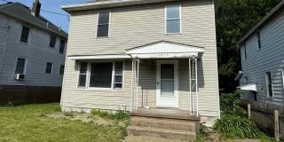 Spacious 4-Bedroom Home in Moline with Central Air & Basement Gallery 1