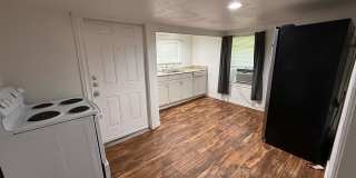 Charming 1-Bedroom Apartment with Hardwood Floors Near Downtown San Antonio Gallery 3