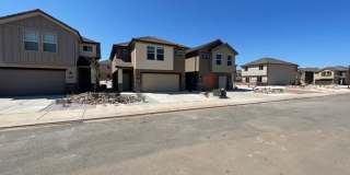 Desert Bluff 4 Bed Home! Gallery 4
