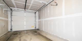 Bright and Spacious Residence with Vaulted Ceilings and Garage Gallery 31