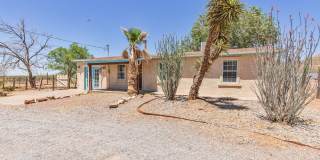 Private 3 bedroom, 1 bath with Large Fenced-in Backyard Gallery 1