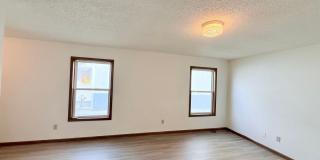 Great 3 Bed 2 Bath 2 Car Garage Flat Duplex- Pets ok! Gallery 3