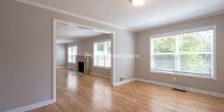 Updated Three Bedroom Home in Milwaukie - Large Fenced Yard! DEPOSIT SPECIAL Gallery 9