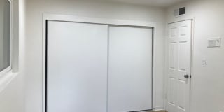 GLENOAKS Gallery 32