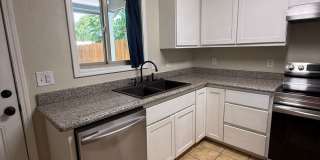 PETS ALLOWED - GREAT UNIT BETWEEN MEDFORD AND CENTRAL POINT AVAILABLE NOW Gallery 12