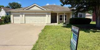 Beautiful 3 Bed, 2 Bath Ranch Home with Fireplace & Fenced Yard in Grandview! Gallery 1
