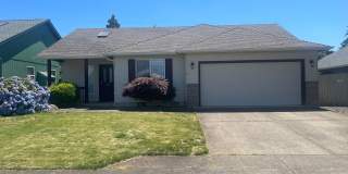 Charming Three Bedroom Pet Friendly Home in Lebanon Or! Gallery 1