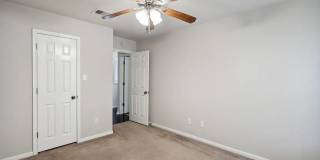 Room in 4 Bedroom Home in Austin Gallery 10