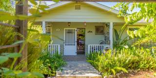 Cozy 2 Bedroom Cottage with Lush Gardens Gallery 1