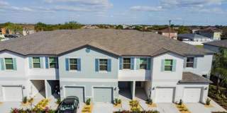 Modern 3BR/2.5BA Townhome with Pool Access & Deposit-Free Living! Gallery 3