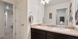 Beautiful 5 Bed Home in Raindance Gallery 25