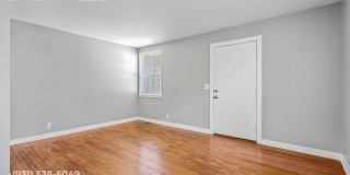 Charming 2BR Cottage Near Downtown Clarksville Gallery 4