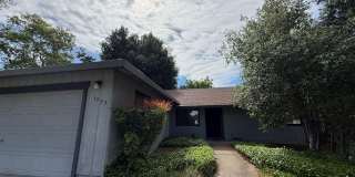 Beautiful 3 Bed, 2 Bath Home in Prime Location Beautiful 3 Bed, 2 Bath Home in Prime Location Gallery 3