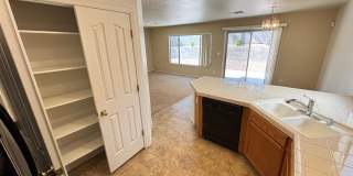 Gorgeous 3Bed/2.5Bath, 2-Story home located in Summerlin Gallery 11