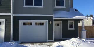 SE Newer Townhouse, 3 Bedrooms, 2 1/2 Baths, Garage, Gas Heat, Patio, Pet Considered Gallery 1
