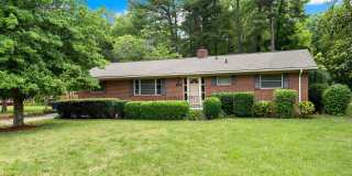 Beautiful 3-Bedroom Ranch Style Family Home with LARGE Fenced in Yard! Gallery 1
