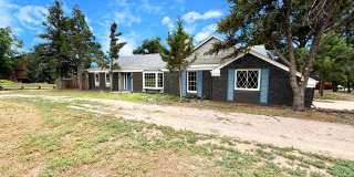Stylish 3-Bedroom Remodel with Two Fireplaces and Mountain Views Gallery 5