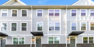 Beautiful 3BR 3.5BA Townhome w/ Full Appliance Kitchen Garage Parking in University Beautiful 3BR 3.5BA Townhome w/ Full Appliance Kitchen Garage Parking in University Gallery 1