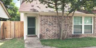 Charming 2-Bedroom Condo in Convenient North Austin Location Gallery 1