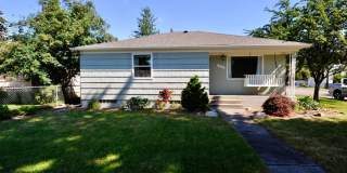 Charming 2 bed 1 bath bungalow with 2nd living room Gallery 1