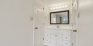 Must see 1st floor, end unit with lots of natural light in St Lucie Gardens. Gallery 15