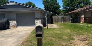 2 Bedroom, 1 Bathroom, Right side of Duplex with fenced-in backyard and 1x Car Garage Gallery 1