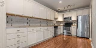Bright 2 Bedroom Townhouse with Creek Views and Excellent Commuter Location Gallery 4