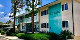 GORGEOUS UPDATED TWH ON CULDESAC w/LAMINATE FLRS+FAB KIT+LAUNDRY/POOL/GYM IN BLDG Gallery 1
