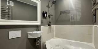 Stylish 2 Bedroom with Spa Bath, Hardwood Floors and Parking Gallery 14