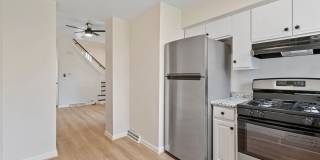 Newly renovated 2 Bed, 1 Bath w/ Bonus Room, Central AC, Laundry - Available September 5th! Gallery 10
